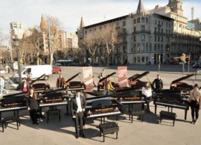 Pianos on the street at Passeig de Gràcia