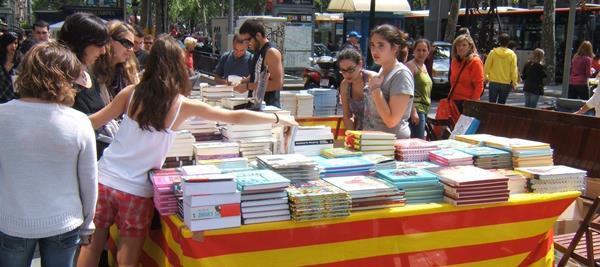 Puesto de libros en el día de Sant Jordi