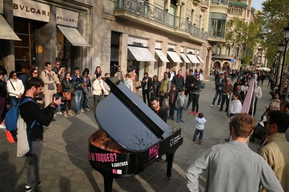 Maria Canals, Pianos in the street